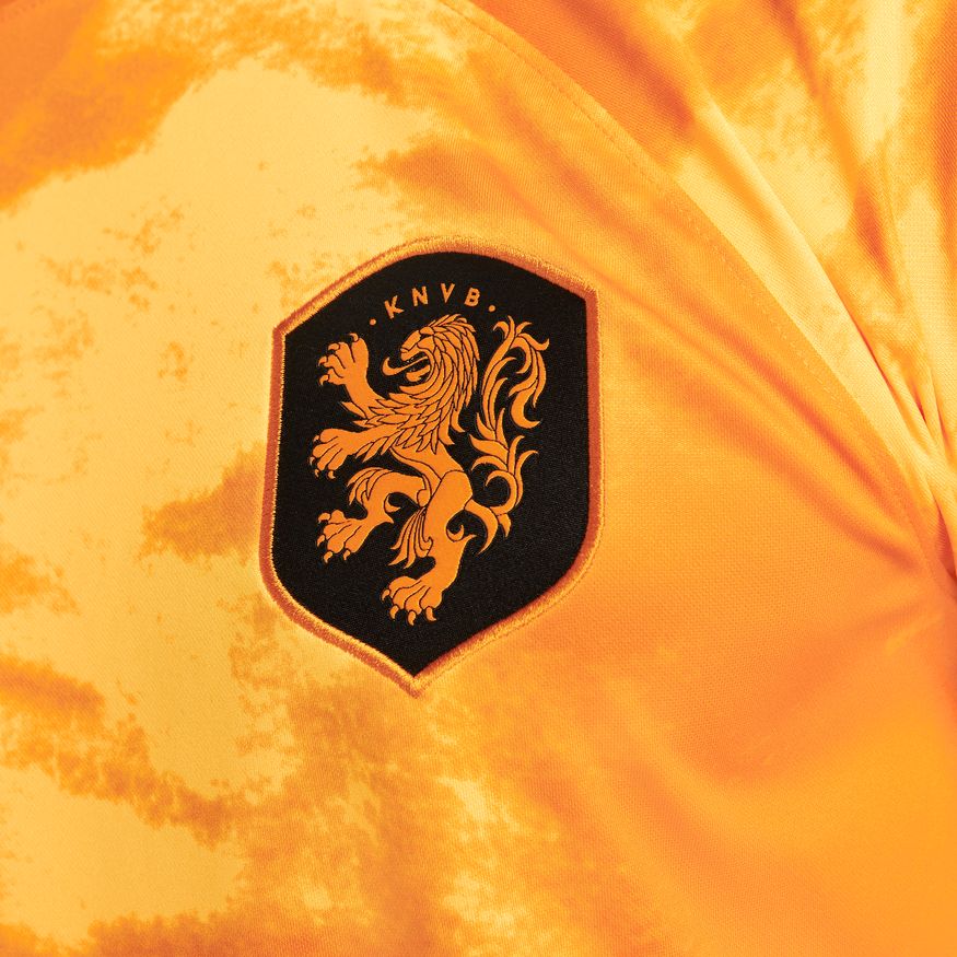 Acercamiento al escudo bordado en el Jersey Nike Paises Bajos manga larga de Local Mundial 2022
