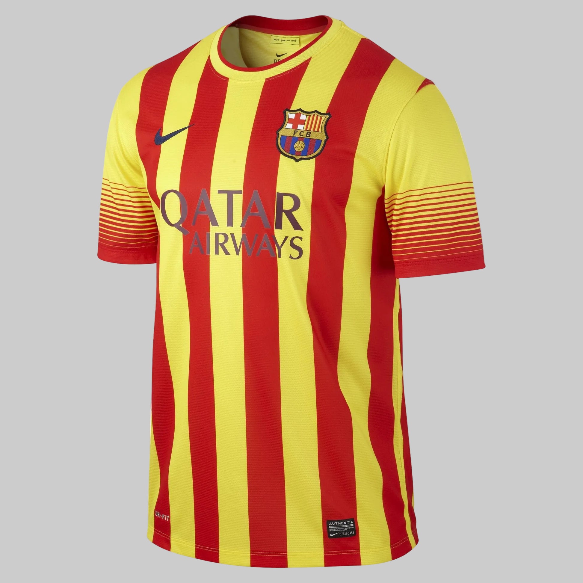 Vista frontal del jersey Nike FC Barcelona de visitante 2013/14 (Ref. 532823-703) con franjas verticales en amarillo y rojo (Senyera), patrocinador Qatar Airways y escudo bordado en Futbol90MX.