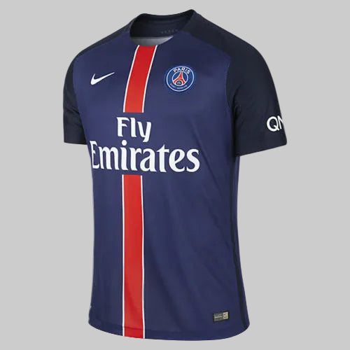 Primer plano de la textura del tejido Dri-FIT del jersey Authentic Match PSG 2015/16 de Ibrahimovic, resaltando la ingeniería de malla técnica y alta transpirabilidad utilizada en el equipo, stock Futbol90MX