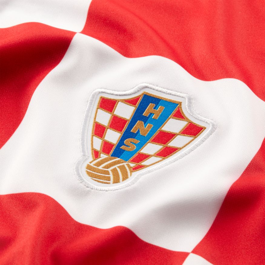 Detalle en alta resolución del escudo de la Federación Croata de Fútbol (HNS) bordado sobre el tejido con tecnología Nike Breathe en el Jersey de Local para la Euro 2020