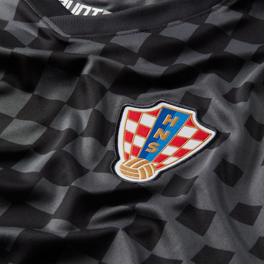 Detalle en alta resolución del escudo de la Federación Croata de Fútbol (HNS) bordado sobre el patrón de cuadros antracita del Jersey de visita de Croacia para la Euro 2020 y nombre de Boban con el numero 10