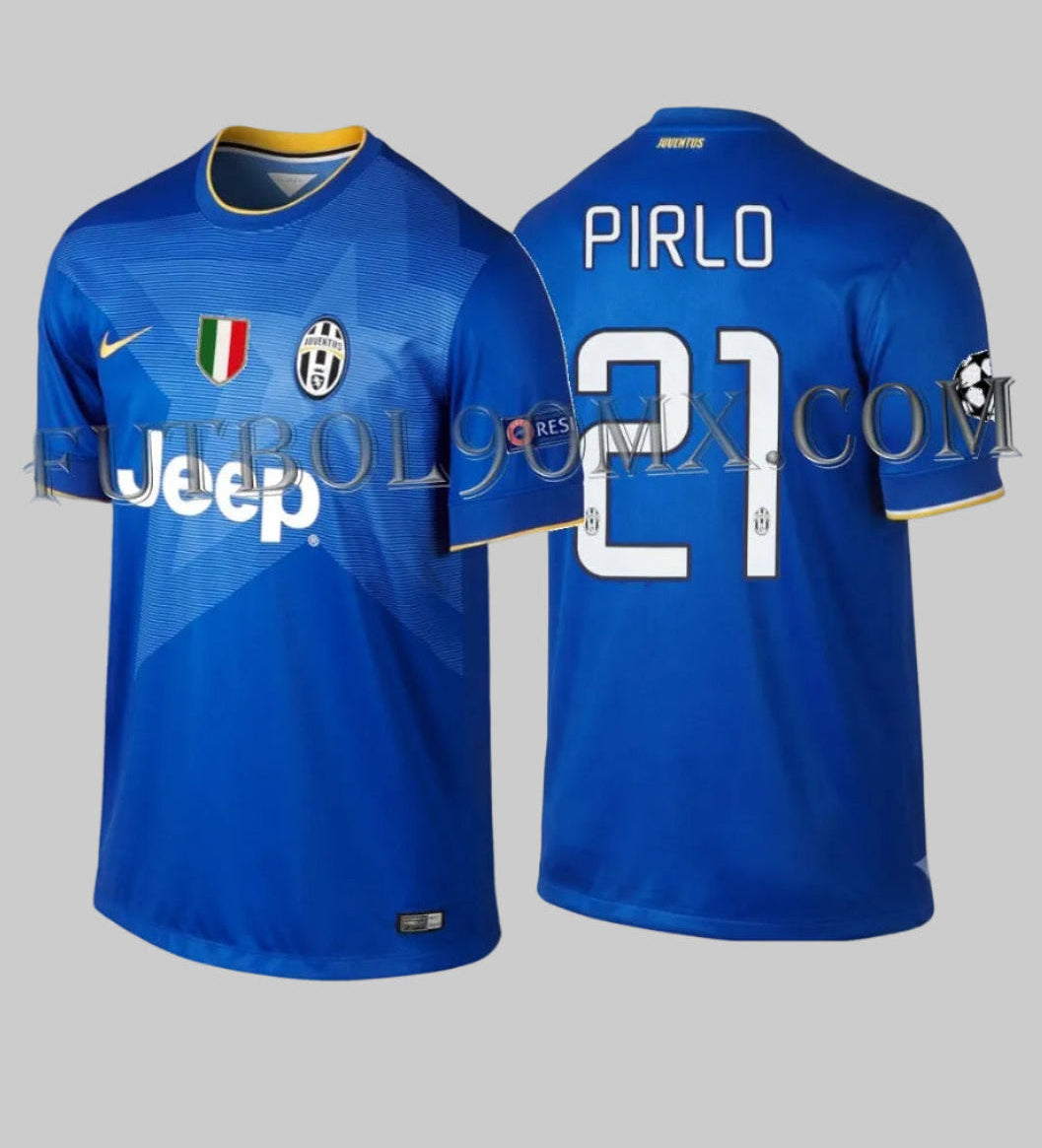 Vista combinada estilo archivo que exhibe simultáneamente el frente y el reverso del jersey Nike Juventus Champions League Away 2014/15 de Andrea Pirlo #21 (Código: 611078-472) con parches de torneo en Futbol90MX.
