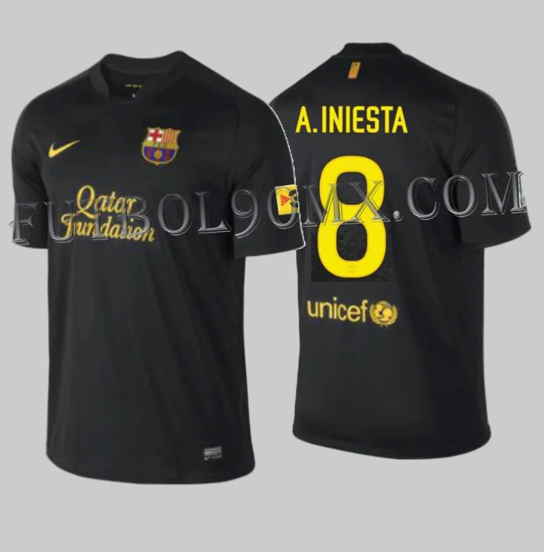 Vista frontal y posterior, dorsal oficial de Andrés Iniesta número 8 en tipografía dorada sobre el jersey negro del FC Barcelona Away temporada 2011-12 419880-010. Detalle del logo de UNICEF y bandera de Cataluña en el cuello