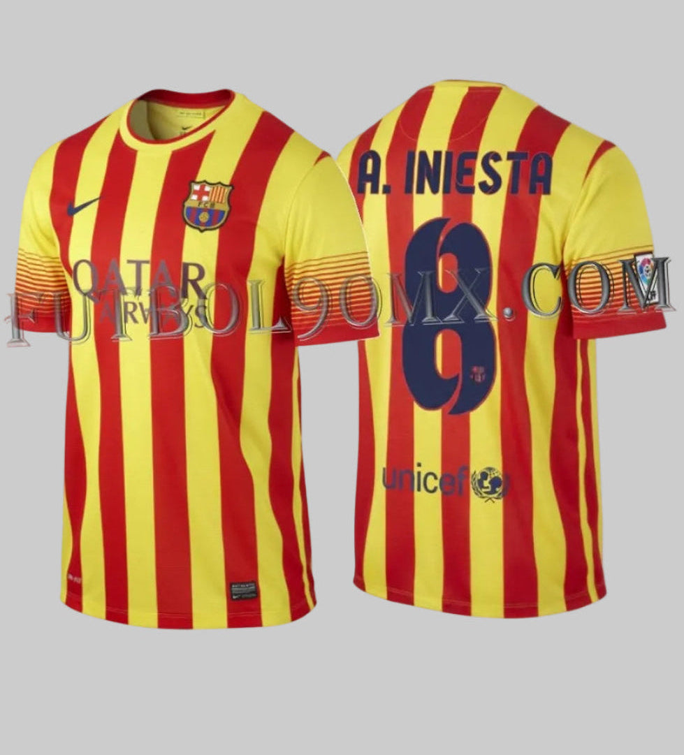 Imagen de archivo doble del jersey Nike FC Barcelona Away 2013/14 (Ref. 532823-703) que muestra simultáneamente la parte delantera y trasera de la pieza de Andrés Iniesta, disponible en Futbol90MX.