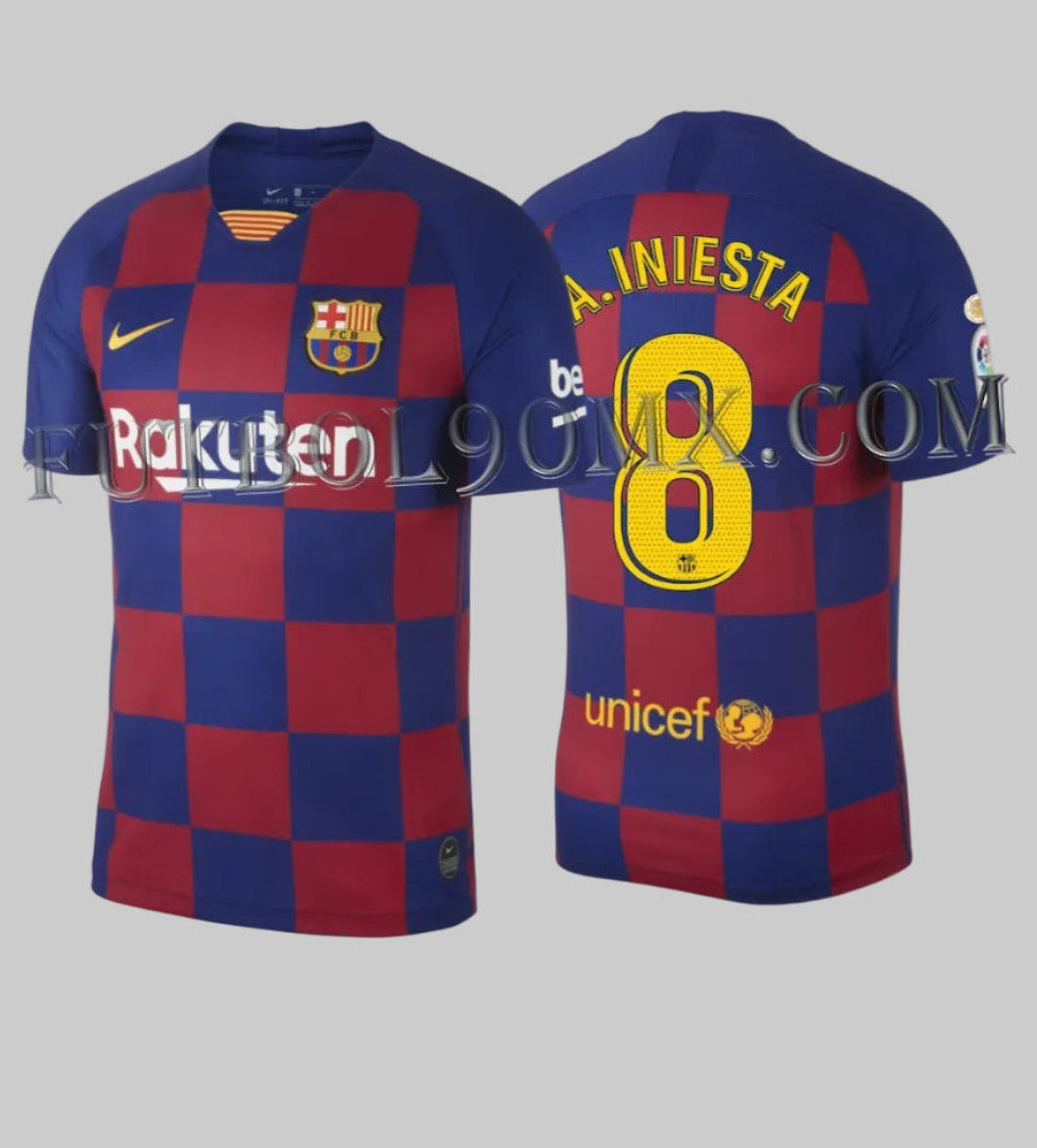 Vista frontal y dorsal combinada del jersey Nike local conmemorativo del FC Barcelona 2019/20, mostrando el revolucionario diseño de cuadros azulgrana, el dorsal de Iniesta #8 y el patrocinio de Rakuten, stock Futbol90MX