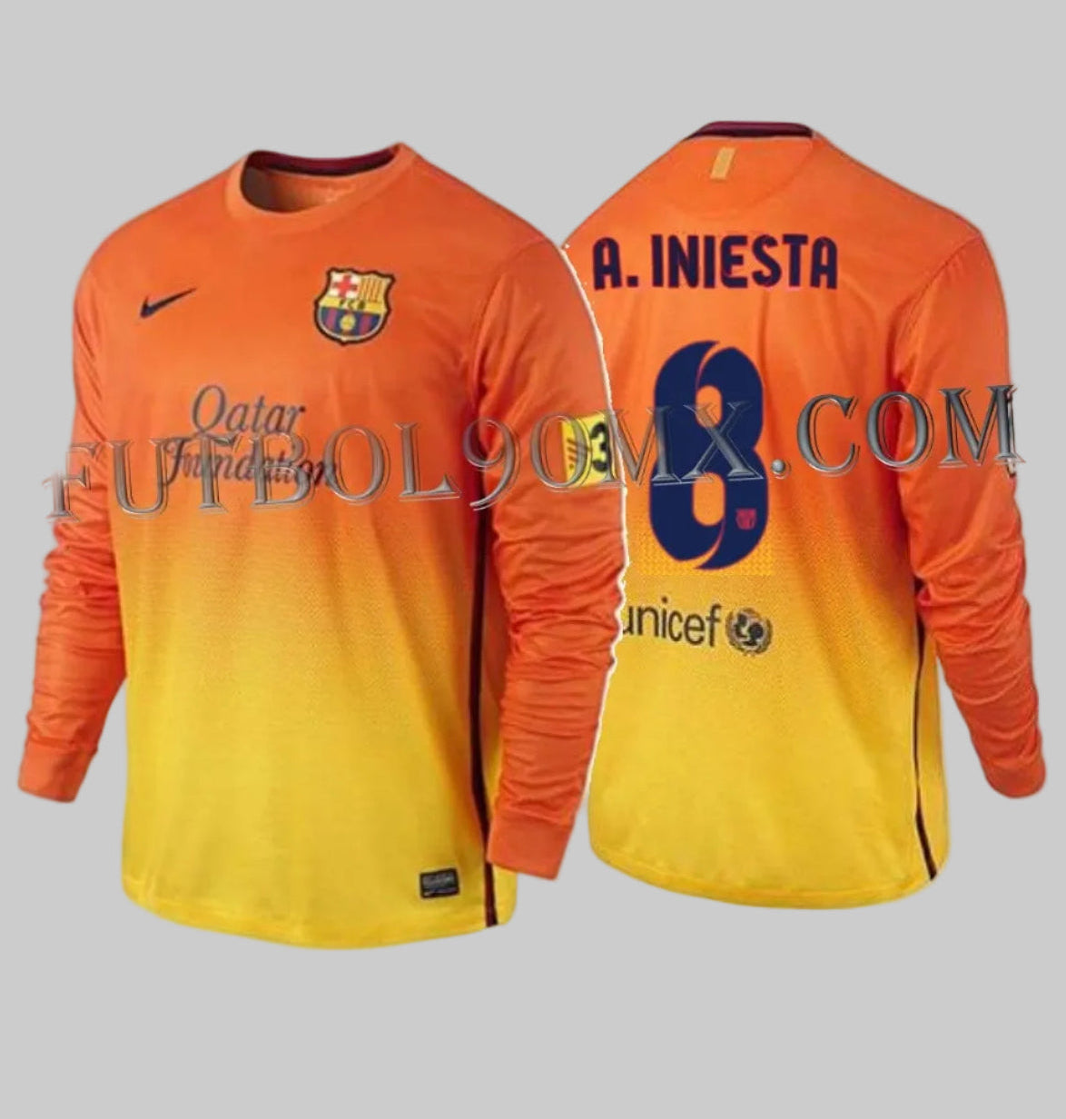 Detalle del nombre A. INIESTA y el número 8 en tipografía oficial azul marino sobre el jersey de visita del FC Barcelona temporada 2012/13 478327-815