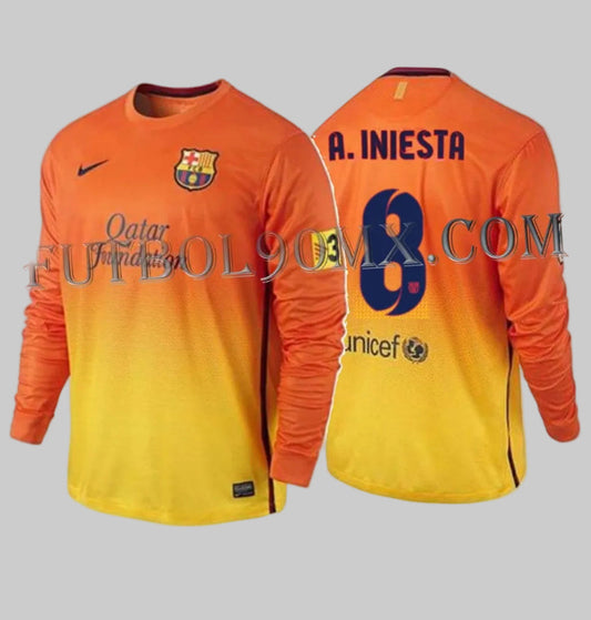 Detalle del nombre A. INIESTA y el número 8 en tipografía oficial azul marino sobre el jersey de visita del FC Barcelona temporada 2012/13 478327-815