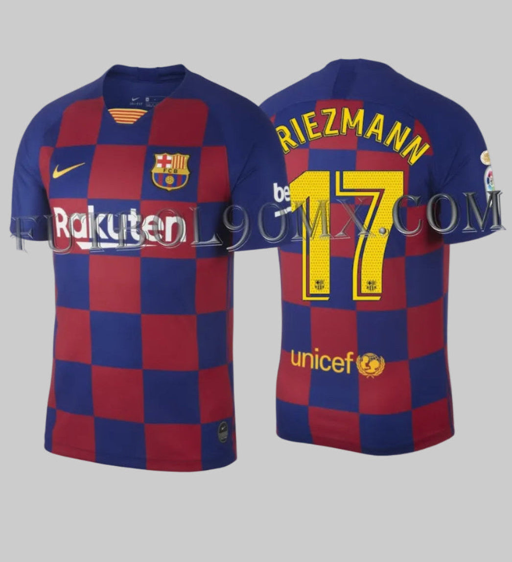 Vista frontal y dorsal combinada del jersey Nike local del FC Barcelona 2019/20, mostrando el revolucionario diseño de cuadros azulgrana, el dorsal de Griezmann #17 y el patrocinio de Rakuten, codigo AJ5532-456, en Futbol90MX