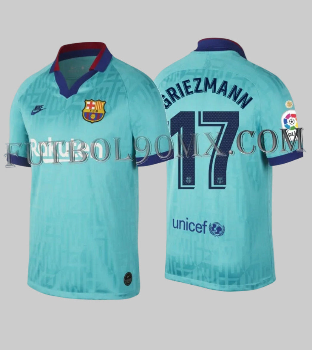 Vista frontal y posterior del Nike tercer jersey del FC Barcelona 2019/20 en color turquesa con el nombre GRIEZMANN y el dorsal #17 (Ref. AT0029-310) en Futbol90MX