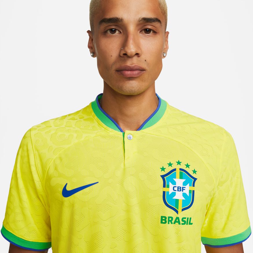 Detalle de cuello técnico y acabados termosellados en jersey Nike Brasil ADV Match 2022 de Neymar Jr. Patrón Jacquard integrado en Dynamic Yellow. Calidad museo Futbol90MX