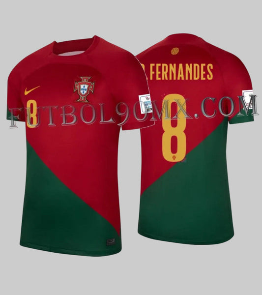 Jersey Nike de local de la Selección de Portugal 2022 (código DN0692-628) personalizado con el dorsal "B. FERNANDES 8". Se muestra la vista frontal y posterior con los parches oficiales de la Copa Mundial 2022 en las mangas y el diseño distintivo en diagonal rojo y verde, disponible en Futbol90MX