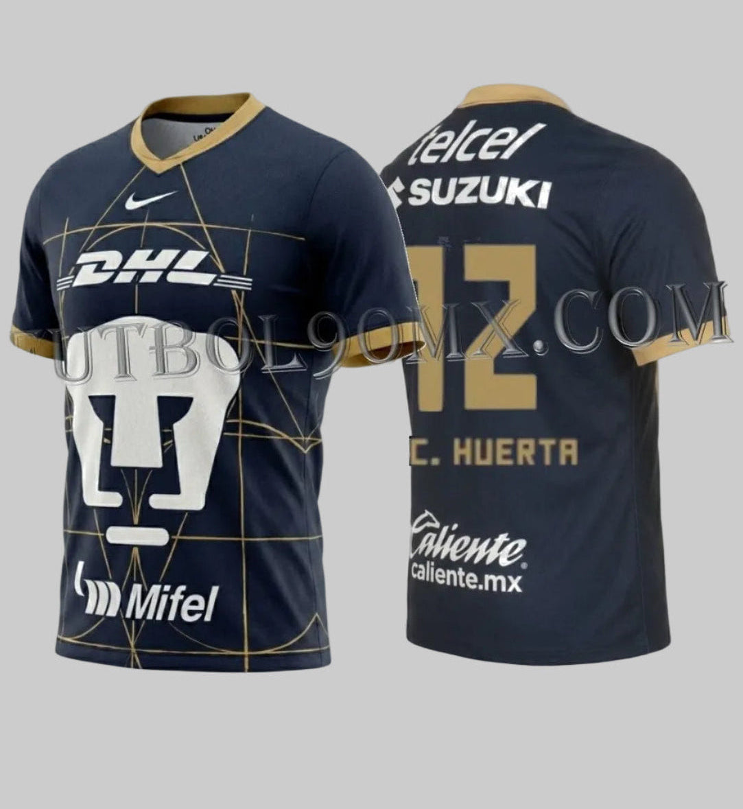 Jersey de visita Nike FN8782-452 Pumas UNAM 2024/25 en azul marino con el dorsal oficial número 12 de César "Chino" Huerta en color dorado, en Futbol90MX