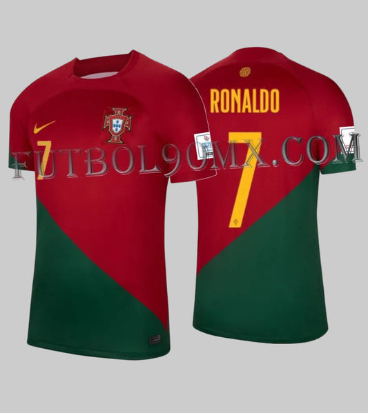 Jersey Nike de local de la Selección de Portugal 2022 (código DN0692-628) personalizado con el dorsal "RONALDO 7". Se muestra la vista frontal y posterior con los parches oficiales de la Copa Mundial 2022 en las mangas y el diseño distintivo en diagonal rojo y verde, disponible en Futbol90MX