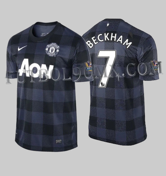 Jersey Nike Manchester United Away 2013/14 de David Beckham #7, diseño de cuadros azul y negro con parches Premier League.