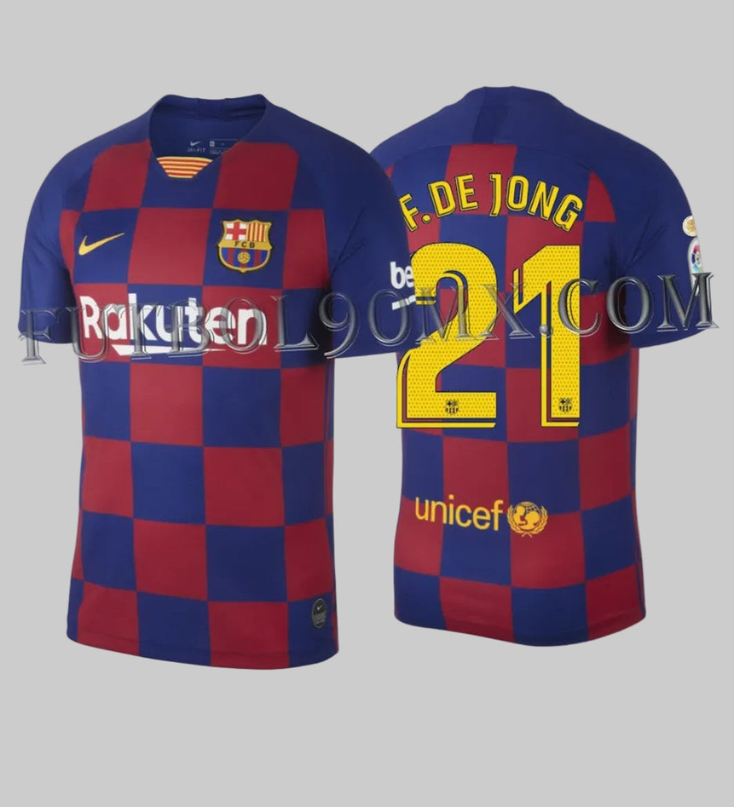 Vista frontal y dorsal combinada del jersey Nike local del FC Barcelona 2019/20, mostrando el revolucionario diseño de cuadros azulgrana, el dorsal de De Jong #21 y el patrocinio de Rakuten, codigo AJ5532-456, en Futbol90MX