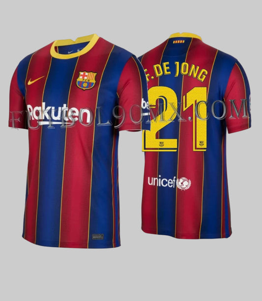 Vista frontal y posterior del jersey Nike Frenkie de Jong FC Barcelona de casa 2020/21 (Ref. CD4232-456) con franjas blaugranas y el dorsal #21, disponible en la Historical Archive Boutique de Futbol90MX.