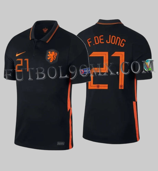 Vista dual del jersey Nike CD0711-010 Países Bajos Away 2020; frente en negro profundo con cuello polo y dorso con personalización oficial DE JONG #21, activo de Historical Archive Boutique Futbol90MX