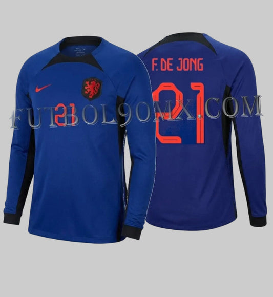 Vista dual del Jersey oficial Nike Países Bajos 2022, edición manga larga visitante personalizada con Frenkie de Jong 21, vista frontal de archivo, codigo DN0668-455 disponible en Futbol90MX