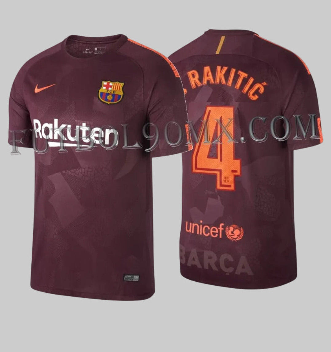 Vista frontal y trasera del jersey Nike del FC Barcelona 2017/18 personalizado con Ivan Rakitić #4, en color granate con detalles naranja neón, codigo 847253-683, disponible en Futbol90MX