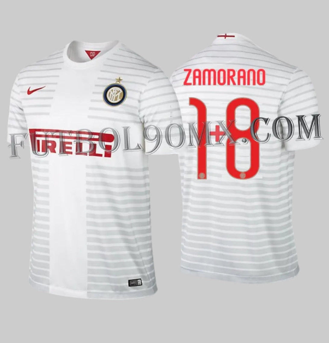 Dorsal histórico 'ZAMORANO 1+8' en color rojo sobre el jersey de visita del Inter de Milán temporada 2014/15, tipografía oficial del club 611063-106