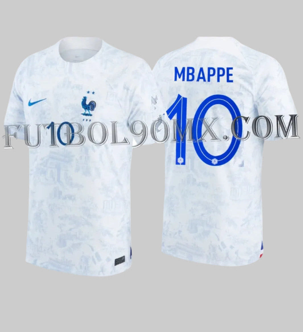 Vista dual del Jersey Nike DN0688-100 Francia de Visita con nombre MBAPPÉ y número 10 en tipografía oficial de la FFF color Game Royal, mundial 2022, en Futbol90MX.