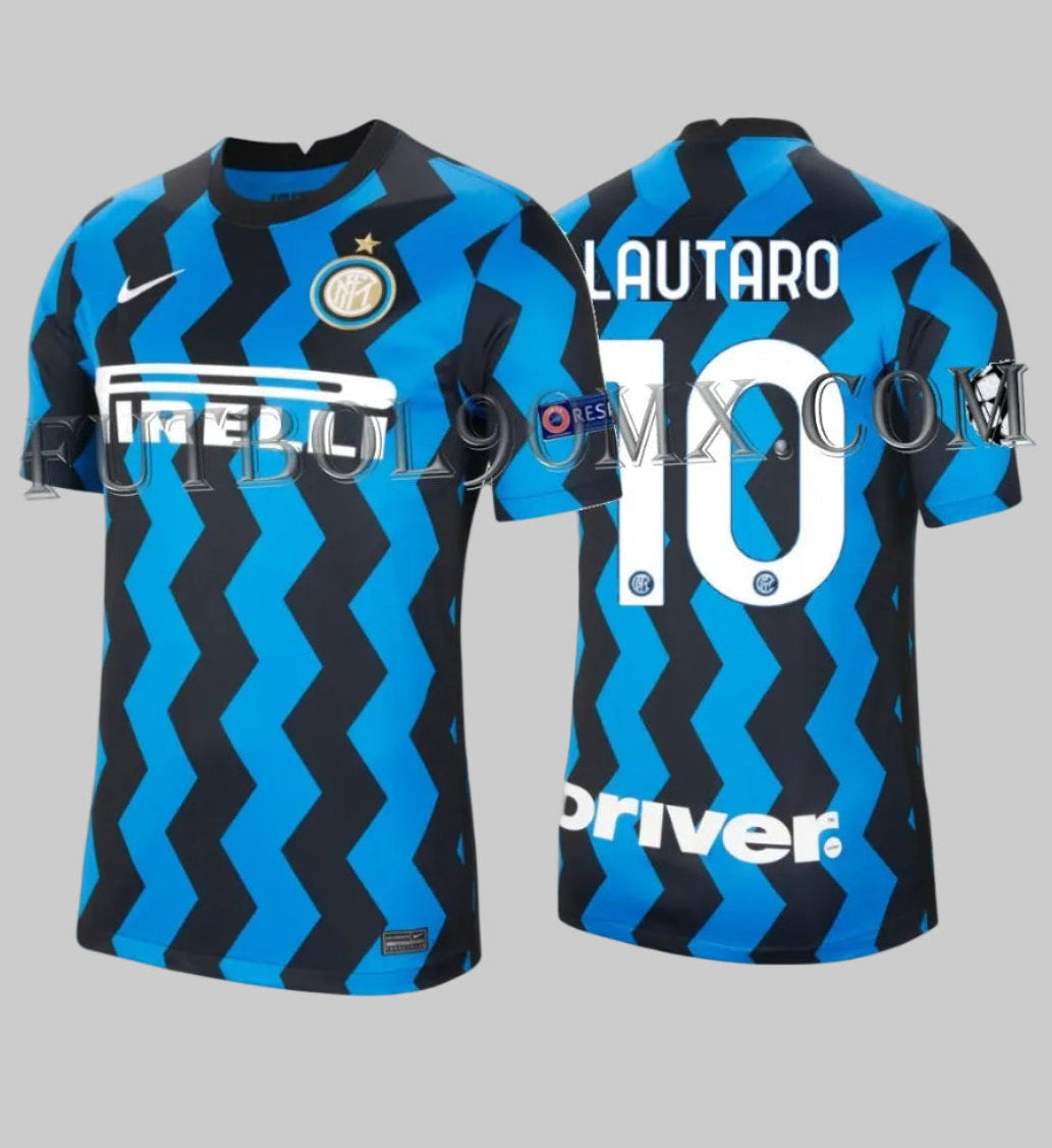 Vista dual de la camiseta Nike local Inter de Milán UCL 2020/21. Muestra el nombre 'LAUTARO' y el dorsal '10' en blanco con tipografía oficial. Se aprecia el patrón en zig-zag continuo y el detalle del logo de la Champions League en la manga izquierda, codigo CD4240-414, disponible en Futbol90MX