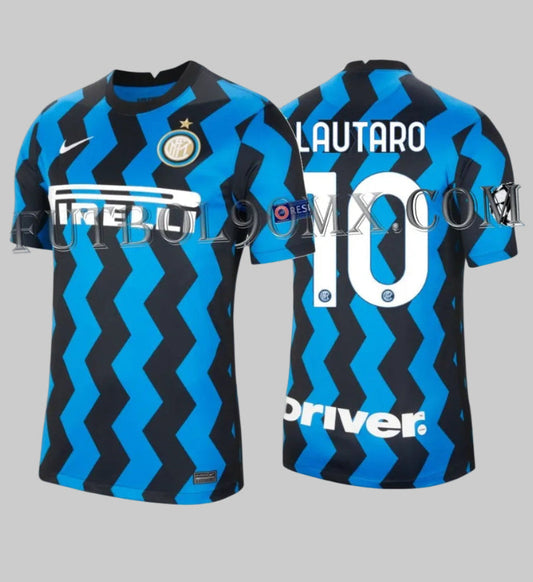 Vista dual de la camiseta Nike local Inter de Milán UCL 2020/21. Muestra el nombre 'LAUTARO' y el dorsal '10' en blanco con tipografía oficial. Se aprecia el patrón en zig-zag continuo y el detalle del logo de la Champions League en la manga izquierda, codigo CD4240-414, disponible en Futbol90MX