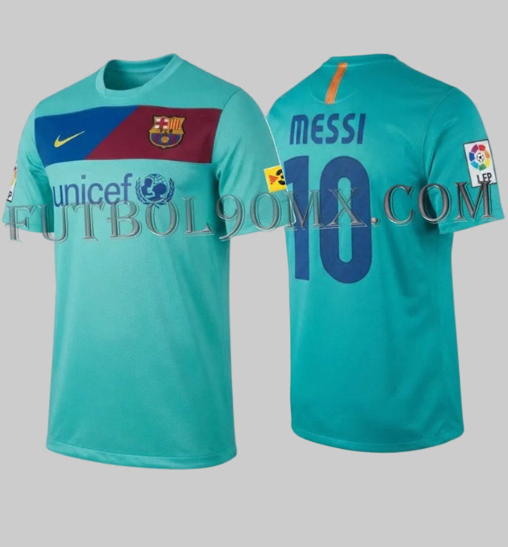 Vista frontal y posterior del jersey away Nike del FC Barcelona 2010/11 de Lionel Messi (código 382358-310) en color menta ("Shock Cyan") con la franja diagonal blaugrana y los patrocinadores oficiales, disponible en Futbol90MX
