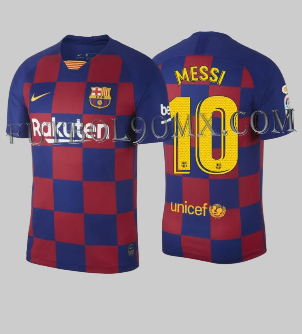 Vista frontal y dorsal combinada del jersey Nike local del FC Barcelona 2019/20, mostrando el revolucionario diseño de cuadros azulgrana, el dorsal de Messi #10 y el patrocinio de Rakuten, codigo AJ5532-456, disponible en Futbol90MX