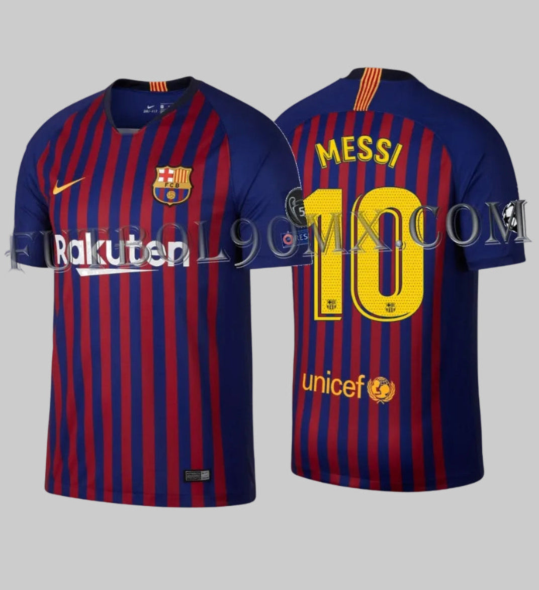 Vista dual del jersey Nike 894430-461 de Lionel Messi con la tipografía oficial de la Champions League para el nombre MESSI y el número 10 sobre las franjas azulgranas, disponible en Futbol90MX