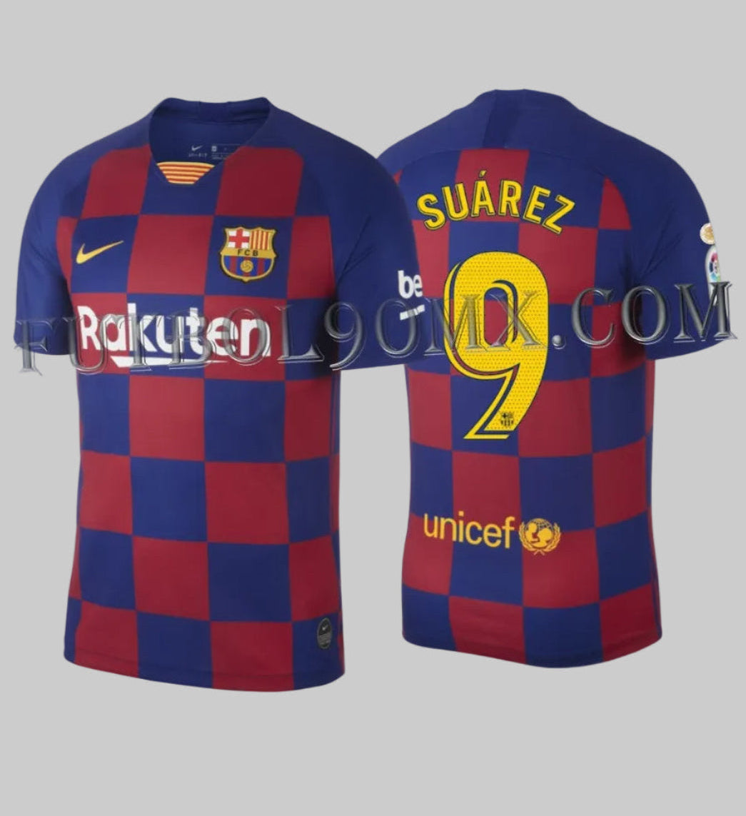 Vista frontal y dorsal combinada del jersey Nike local del FC Barcelona 2019/20, mostrando el revolucionario diseño de cuadros azulgrana, el dorsal de Suárez #9 y el patrocinio de Rakuten, codigo AJ5532-456, disponible en Futbol90MX
