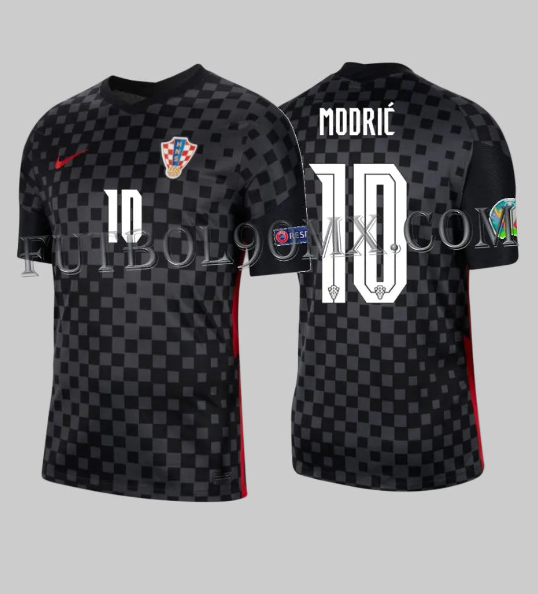 Vista dual del jersey de Croacia con personalización oficial: nombre MODRIĆ y número 10 en tipografía blanca original de Nike y parches del torneo, disponible en Futbol90MX, codigo: CD0694-060