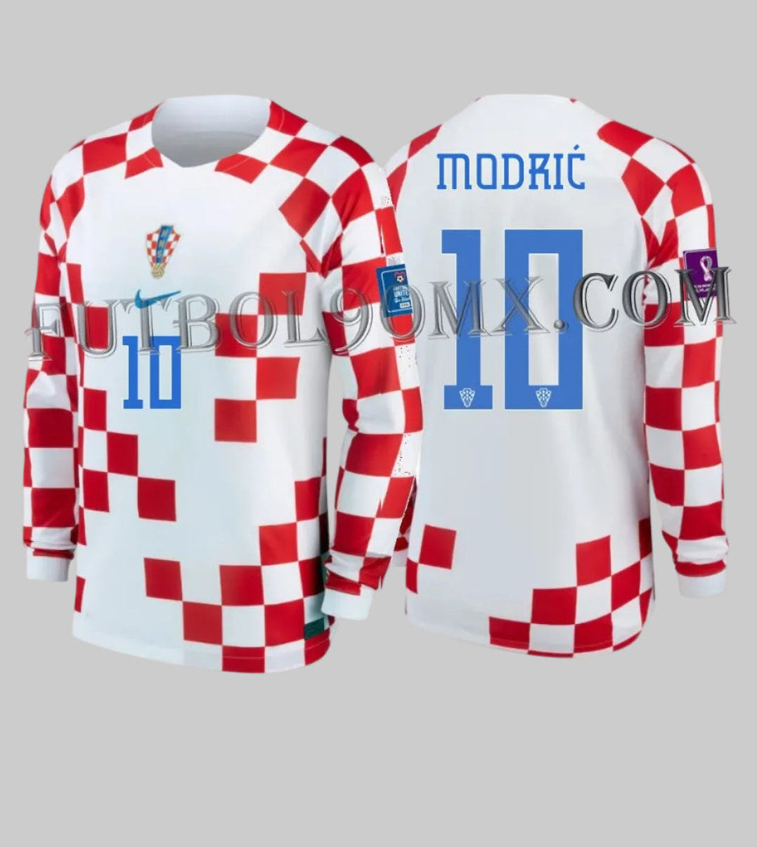 Jersey Nike de local de la Selección de Croacia 2022 manga larga (código DN0662-100) personalizado con el dorsal "MODRIĆ 10". Se muestra la vista frontal y posterior con los parches oficiales de la Copa Mundial 2022 en las mangas y el icónico diseño de cuadros rojos y blancos, disponible en Futbol90MX