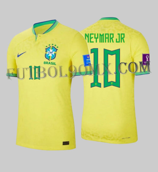 Vista dual del jersey de jugador Neymar Jr Brasil 2022 Match Issue. Nombre NEYMAR JR y número 10 en tipografía oficial. Tecnología Nike ADV con patrón Jacquard de jaguar. Codigo DN0618-740. Deadstock Futbol90MX.