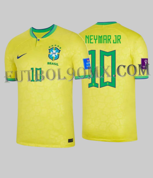 Vista frontal y posterior del jersey Nike de Brasil 2022 con el nombre NEYMAR JR y el número 10, tipografía oficial de la Copa Mundial FIFA Qatar 2022, codigo DN0680-741, disponible en Futbol90MX