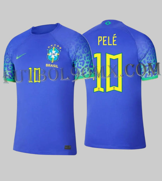 Jersey Nike de visitante de la Selección de Brasil 2022 (código DN0678-433) personalizado con el dorsal "PELÉ 10". Se muestra la vista frontal y posterior de la prenda en color azul eléctrico con detalles de jaguar en las mangas, disponible en Futbol90MX
