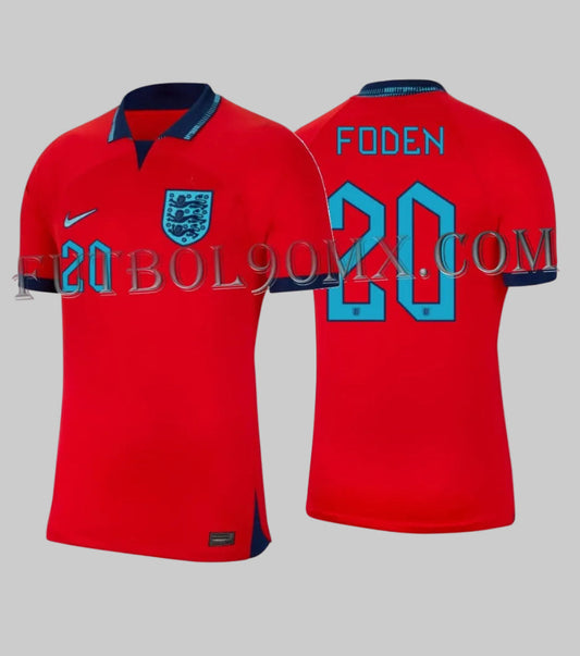 Jersey oficial Inglaterra 2022, versión Phil Foden #20, código DN0685-600. Pieza de colección en exhibición de Historical Archive Boutique Futbol90MX