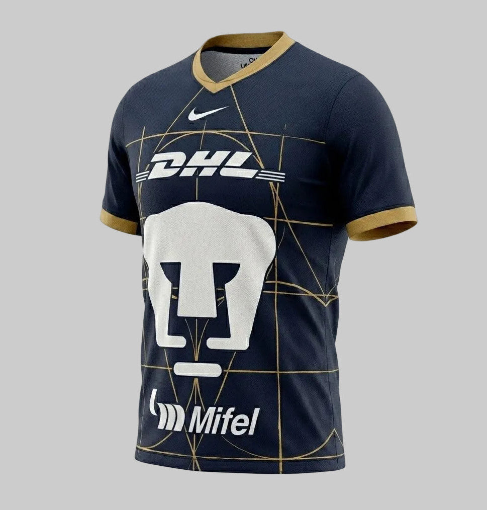 Jersey de visita Nike FN8782-452 Pumas UNAM temporada 2024/25 en color azul marino con patrón geométrico de líneas doradas y escudo monumental en el pecho, en Futbol90MX