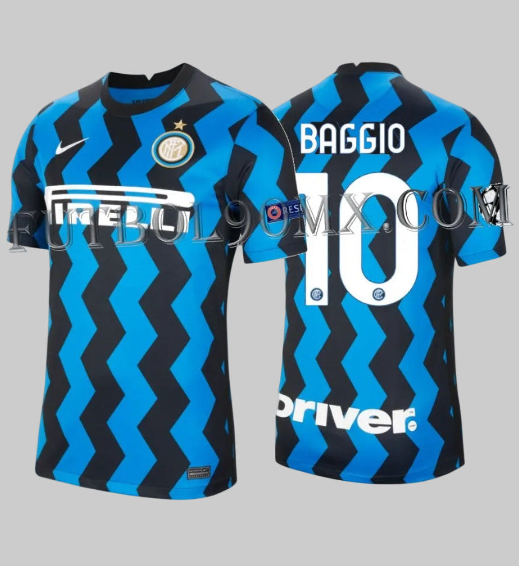 Vista dual del jersey Nike Inter de Milán Local UEFA Champions League 2020/21. Presenta la personalización oficial de la leyenda Roberto Baggio con el número '10' en blanco, y parches en las mangas, sobre el icónico patrón geométrico del club, codigo CD4240-414, disponible en Futbol90MX