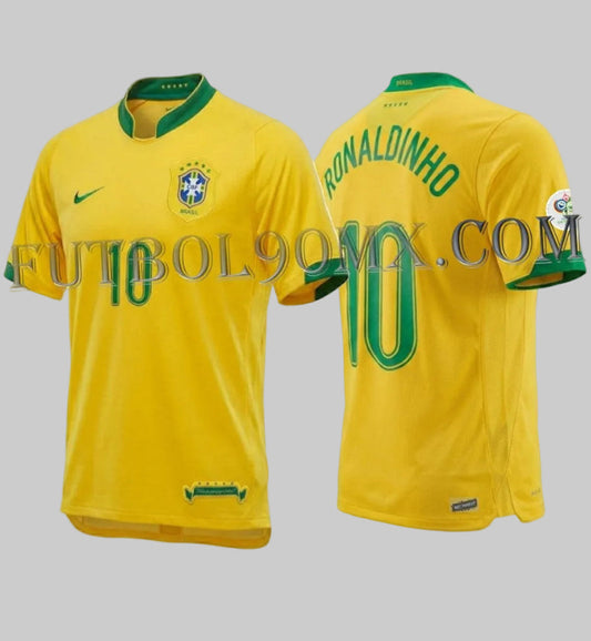Jersey Nike Brasil edición Mundial FIFA 2006 de local con dorsal Ronaldinho 10, exhibido en modelo de doble vista, codigo 103889-703, disponible en Futbol90MX