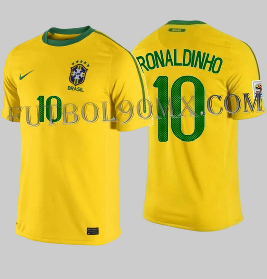 Jersey oficial de Brasil local 2010 con personalización de Ronaldinho #10, diseño minimalista de Nike 369250-703 para el Mundial de Sudáfrica en amarillo Varsity Maize y cuello verde.