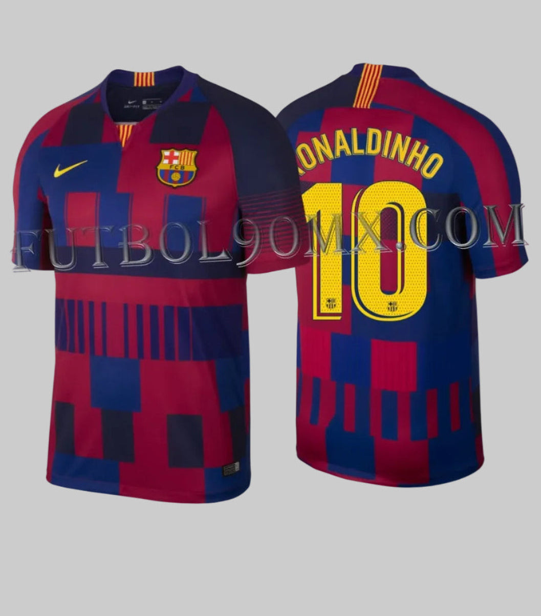 Vista general frontal y posterior del jersey Nike Ronaldinho FC Barcelona 20th Anniversary Mashup Local 1999-2019 (Ref. 943025-456) disponible en la Historical Archive Boutique de Futbol90MX
