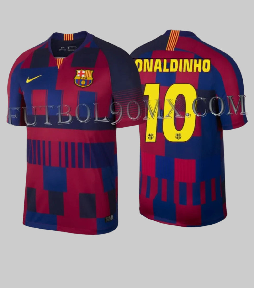 Vista principal frontal y posterior del Jersey Nike Ronaldinho FC Barcelona 20th Anniversary Mashup Legends Home 1999–2019 (Ref. 943025-456) disponible en la Historical Archive Boutique de Futbol90MX