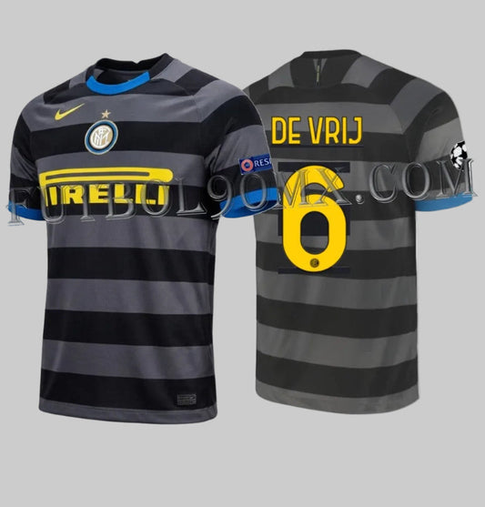 Dorsal oficial De Vrij 6 en tipografía amarilla de Champions League sobre jersey del Inter de Milán 2020-21 con parches Starball y Respect