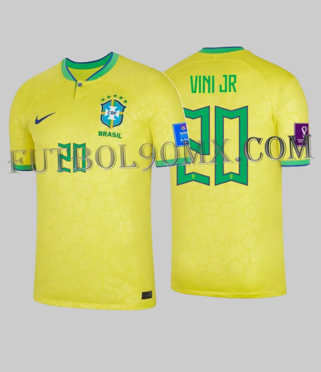 Vista dual del Jersey Nike Brasil 2022 con el nombre VINI JR y número 20, tipografía oficial de la Copa Mundial FIFA 2022, codigo DN0680-741, disponible en Futbol90MX