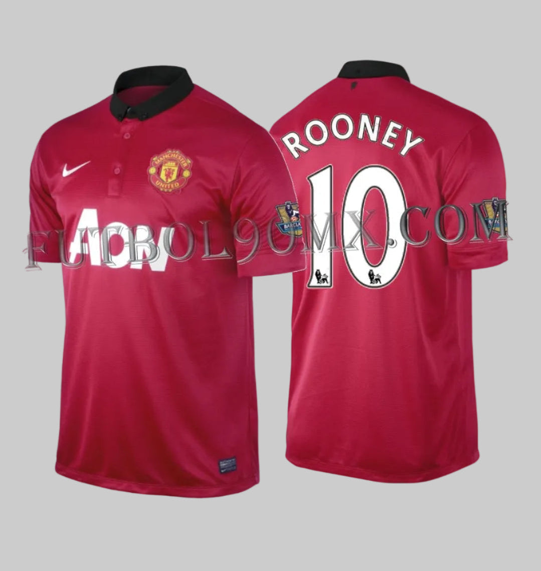 Jersey Nike Manchester United Home 2013/14 con Rooney #10, parches de Premier League y cuello polo negro, vistas frontal y trasera.