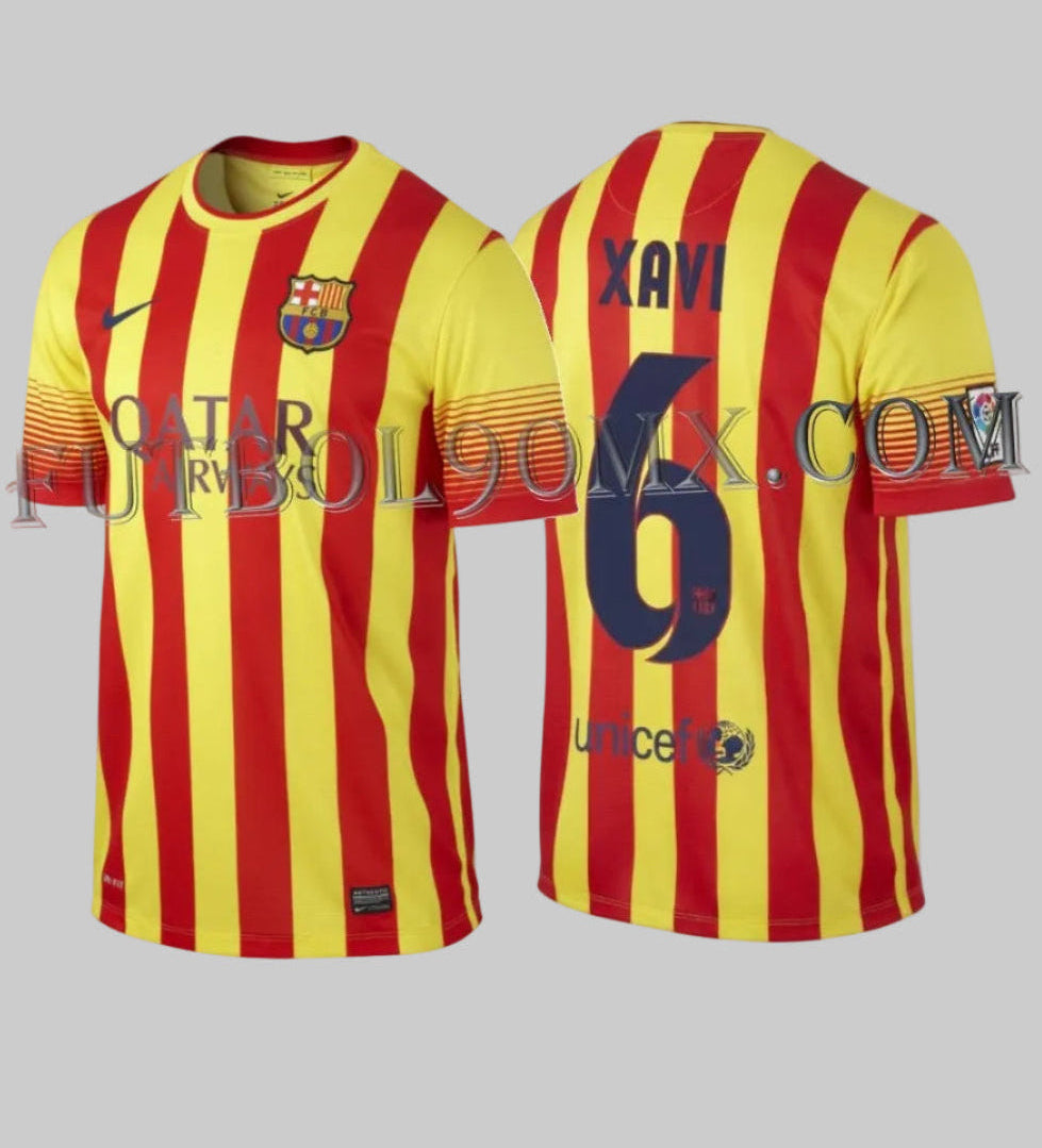 Imagen de archivo doble del jersey Nike FC Barcelona Away 2013/14 (Ref. 532823-703) que muestra simultáneamente la parte delantera y trasera de la pieza de Xavi Hernández disponible en Futbol90MX.