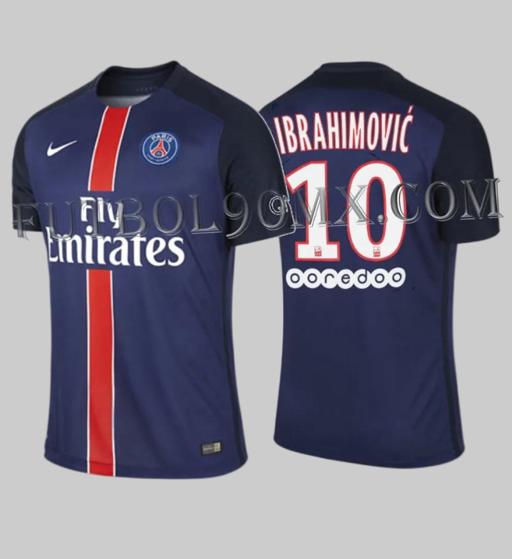Jersey de local Nike PSG 2015/16, versión Authentic Match, mostrando el diseño frontal con franja roja "Hechter" y la parte posterior personalizada con el nombre "Ibrahimović" y el número "10", codigo 658904-411, disponible en Futbol90MX