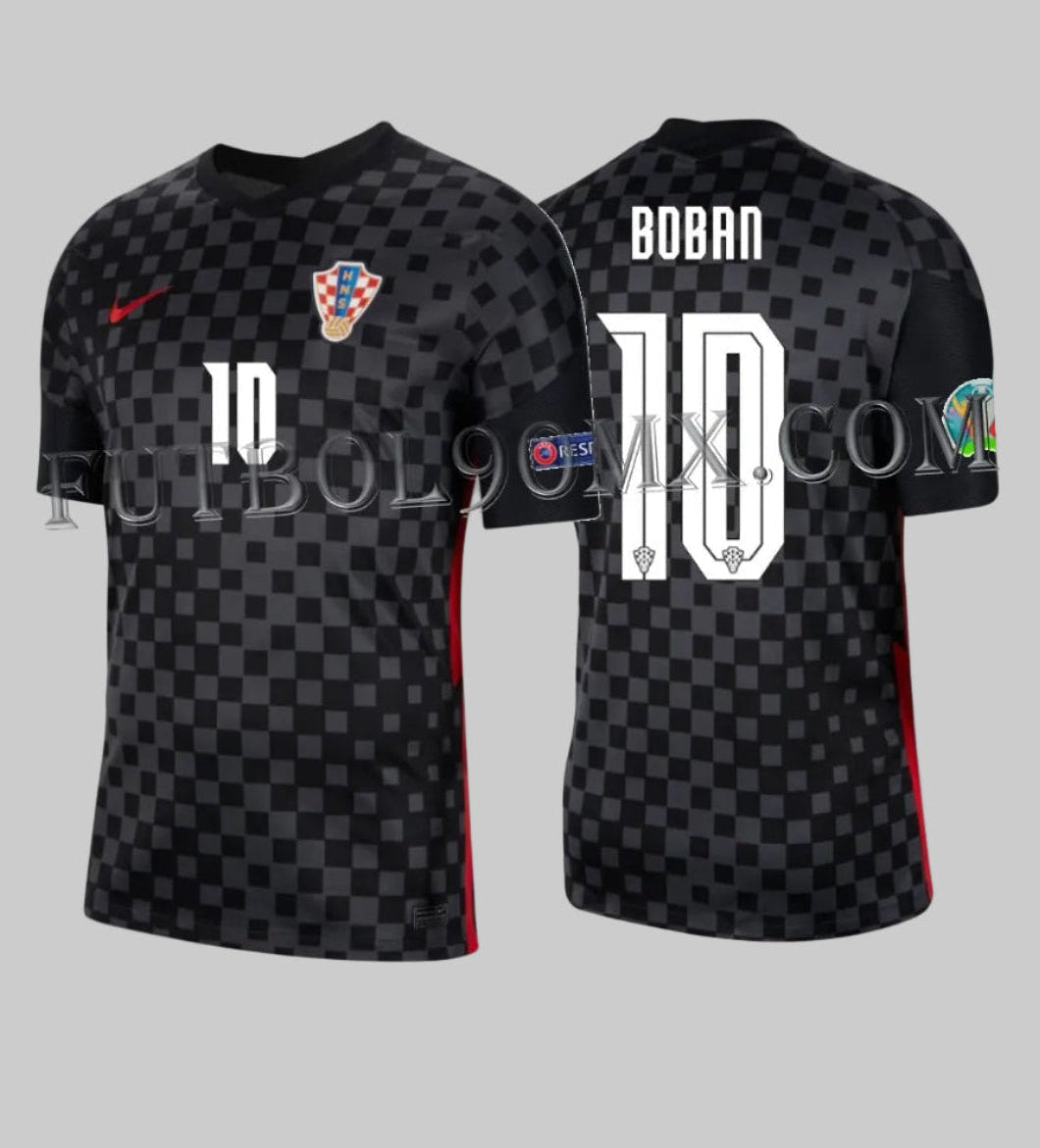 Vista dual del jersey Nike CD0694-060 de Croacia con personalización oficial de la Legend Series: nombre BOBAN y número 10 en tipografía blanca original y parches de competición, disponible en Futbol90MX