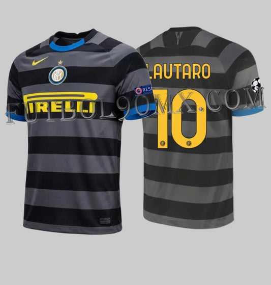 Dorsal oficial Lautaro 10 en tipografía amarilla de Champions League con escudo del Inter grabado sobre jersey 2020-21